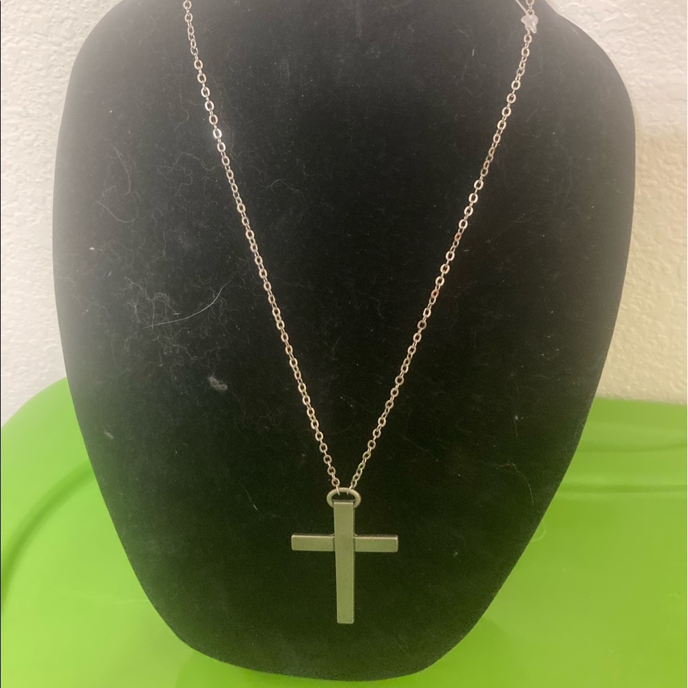Women’s sliver platted cross